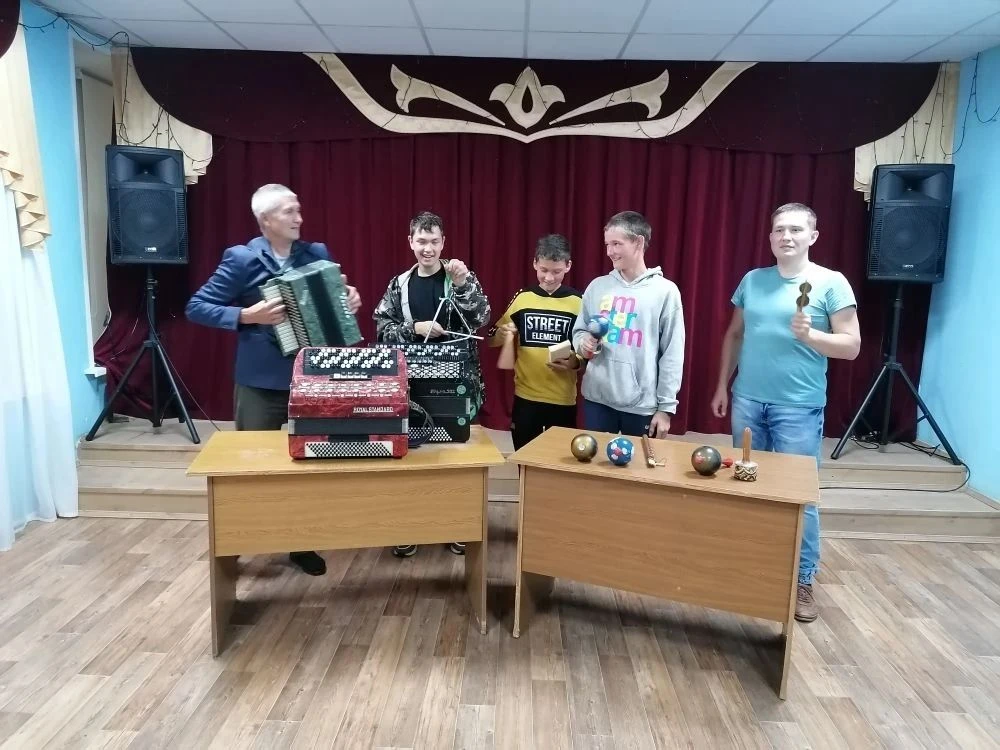 Бердәм фольклор көне уңаеннан Песәй авылы мәдәният йортында «Халык уен кораллары иленә ...
