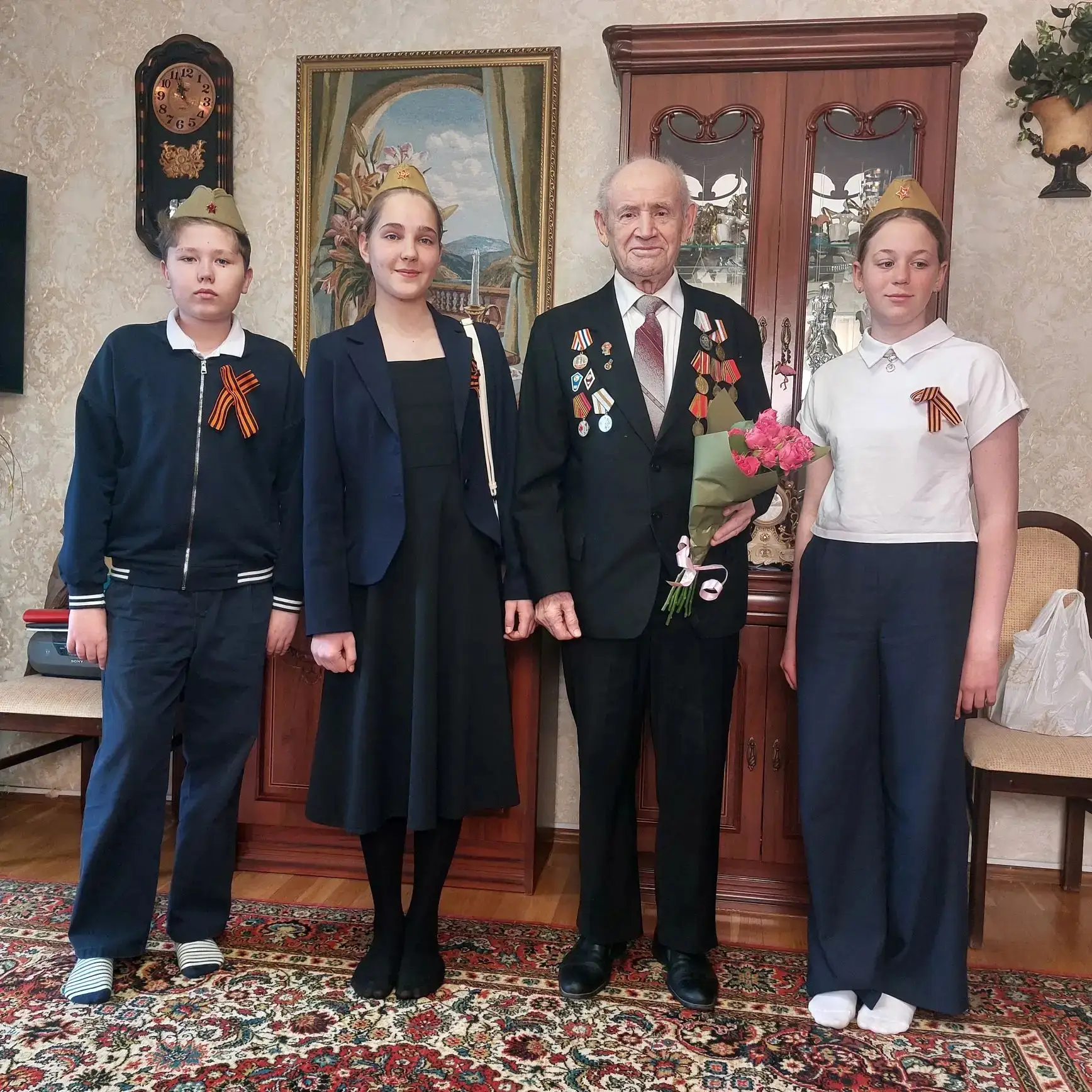 Ко Дню Победы: гимназисты поздравили ветеранов