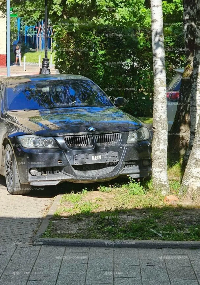 Тройная наглость: BMW без номеров припарковали на газоне и пешеходной дорожке. Что дела...