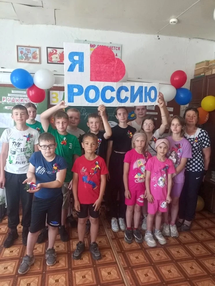 🇷🇺В предверии празднования Дня России в лагере "Родничок", совместно с СДК (Бритаевой Ю.Ю.) прошёл