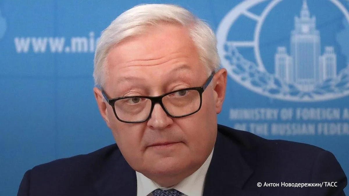 Трехсторонняя встреча лидеров РФ, США и Китая не исключается, заявил ТАСС Рябков.