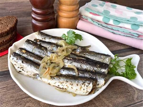 🐟 Салака, запеченная в духовке.  Ингредиенты:  • Салака — 16 шт. • Лук репчатый — 1 шт. • Специи для