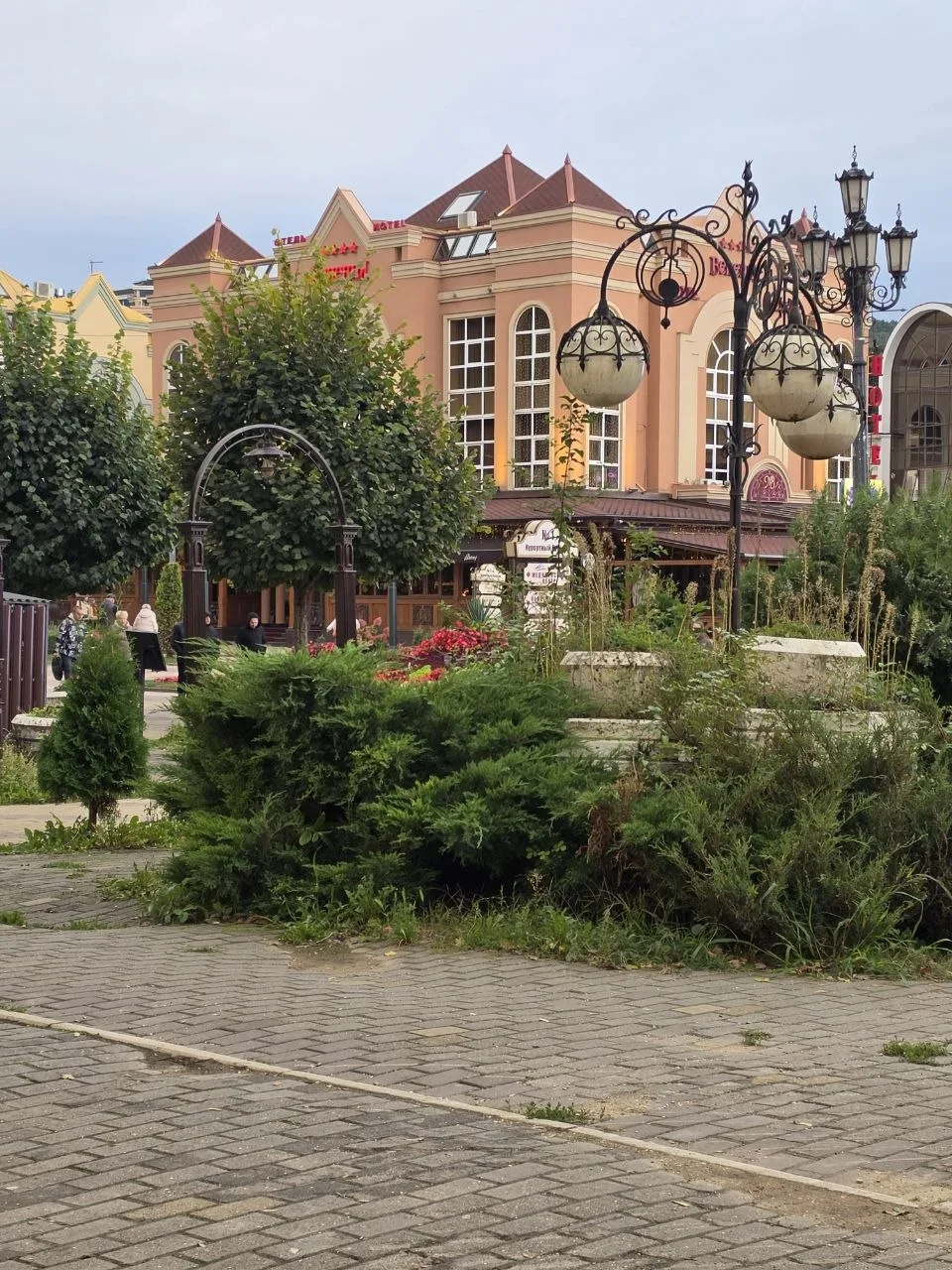 "Прошу обратить внимание на благоустройство этого маленького участка курортного будьвар...