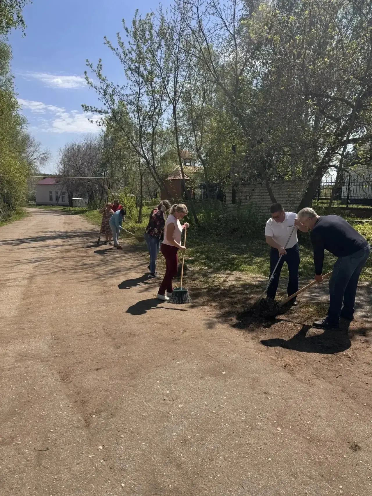 Сегодня в нашей школе прошел субботник посвящённый Дню Великой Победы.