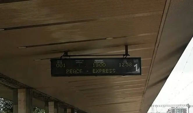 ✌🏻Поезд, на котором Уиткофф и Кушнер приехали в Киеве, на табло вокзала назван Пис (ми...