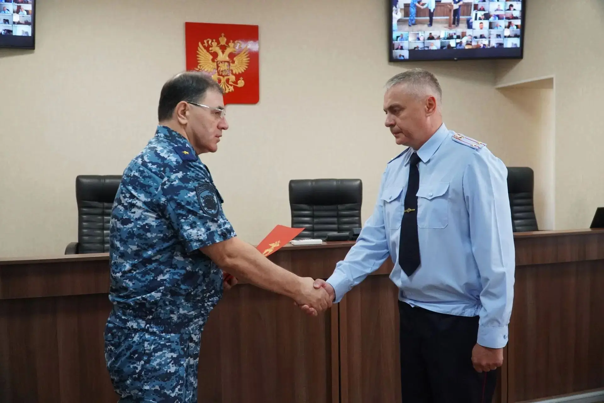 🎉👮‍♂️ В УМВД России по Курганской области поздравили с профессиональным праздником сотрудников под
