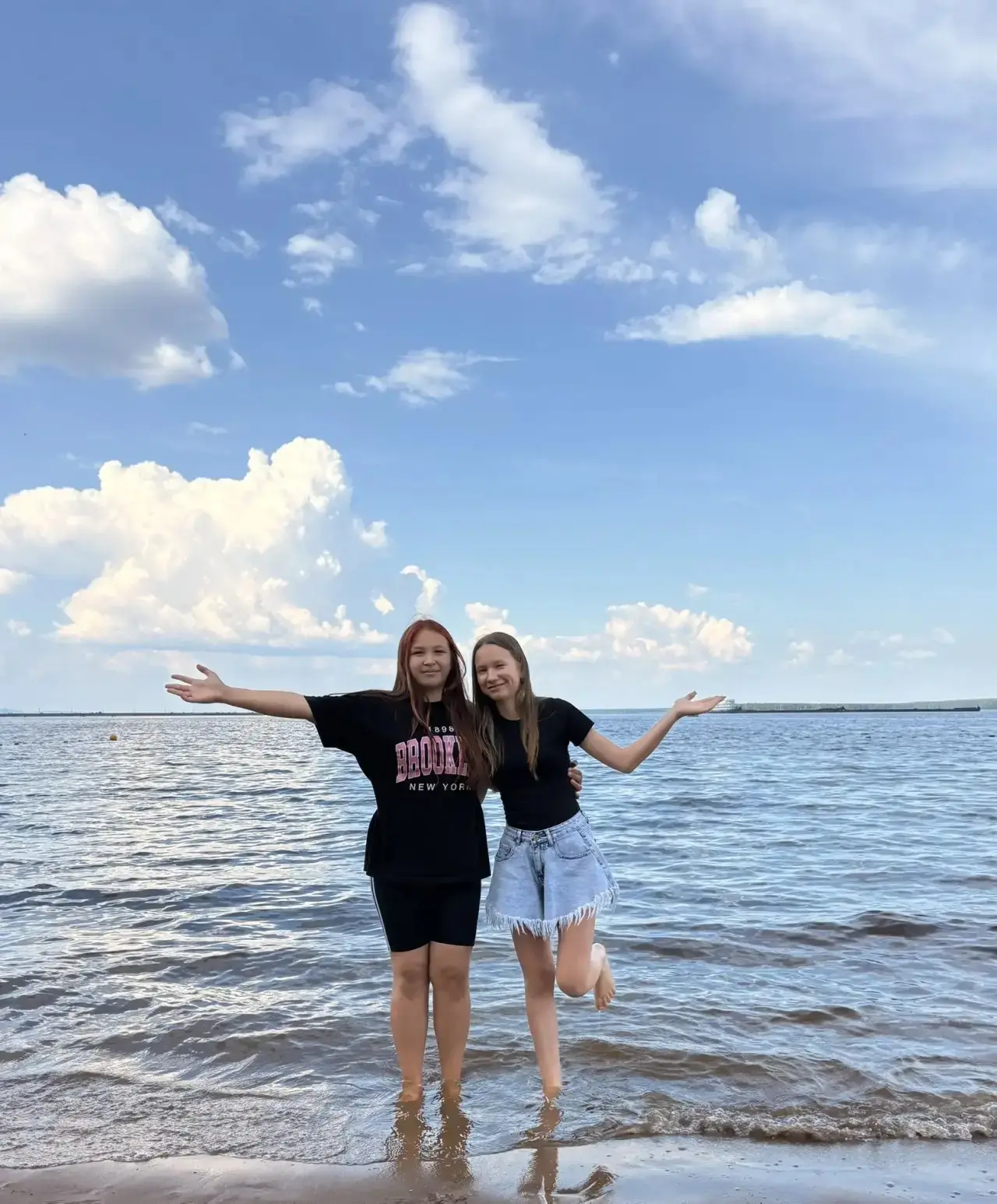 Лето на Каме — и весь мир кажется ярче! 💛🌊

Смех, волны, солнце и самые близкие рядом — что ещё ну