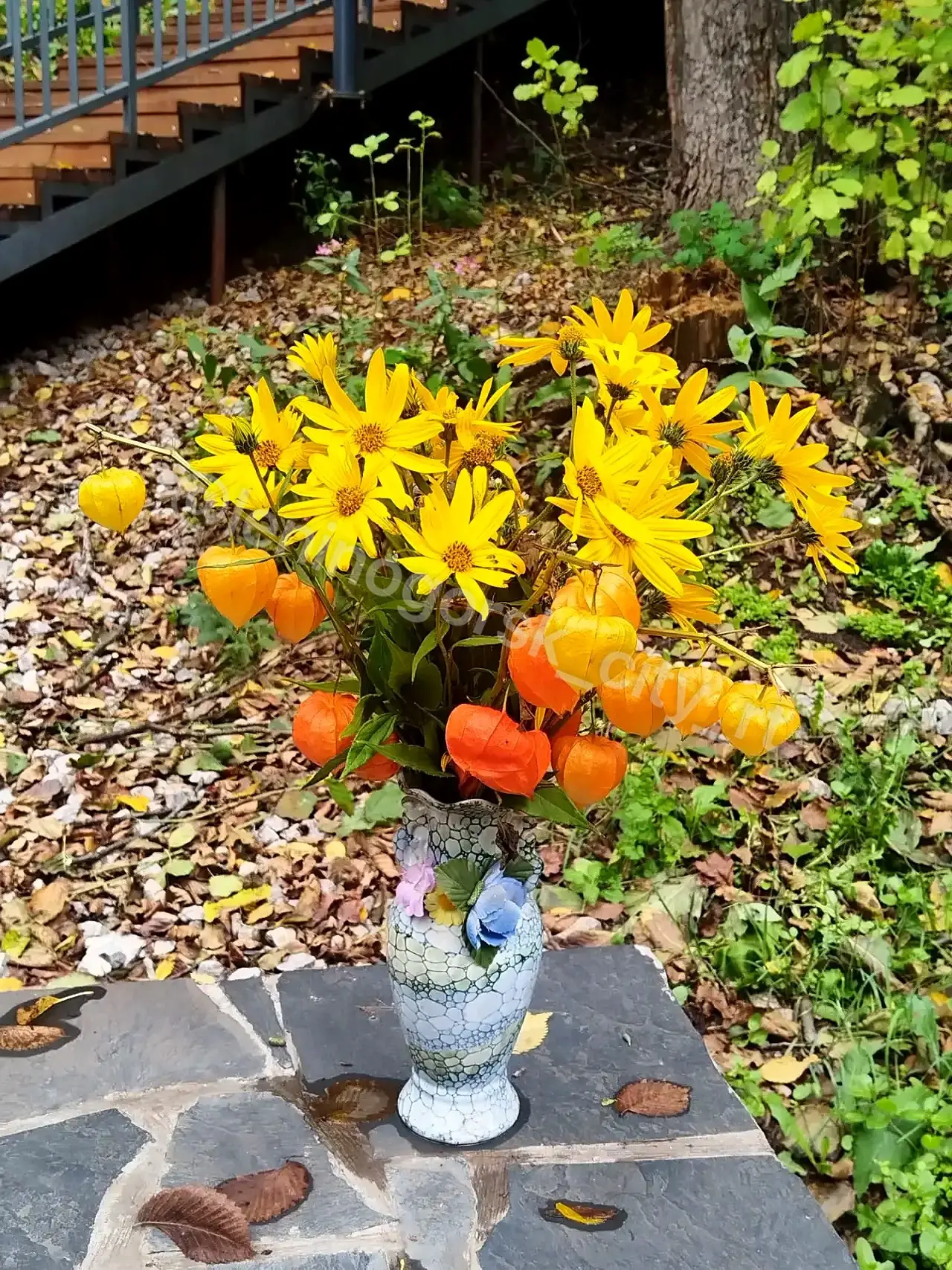 💐На роднике в лесопарке регулярно появляются цветочные композиции и небольшие уютные д...