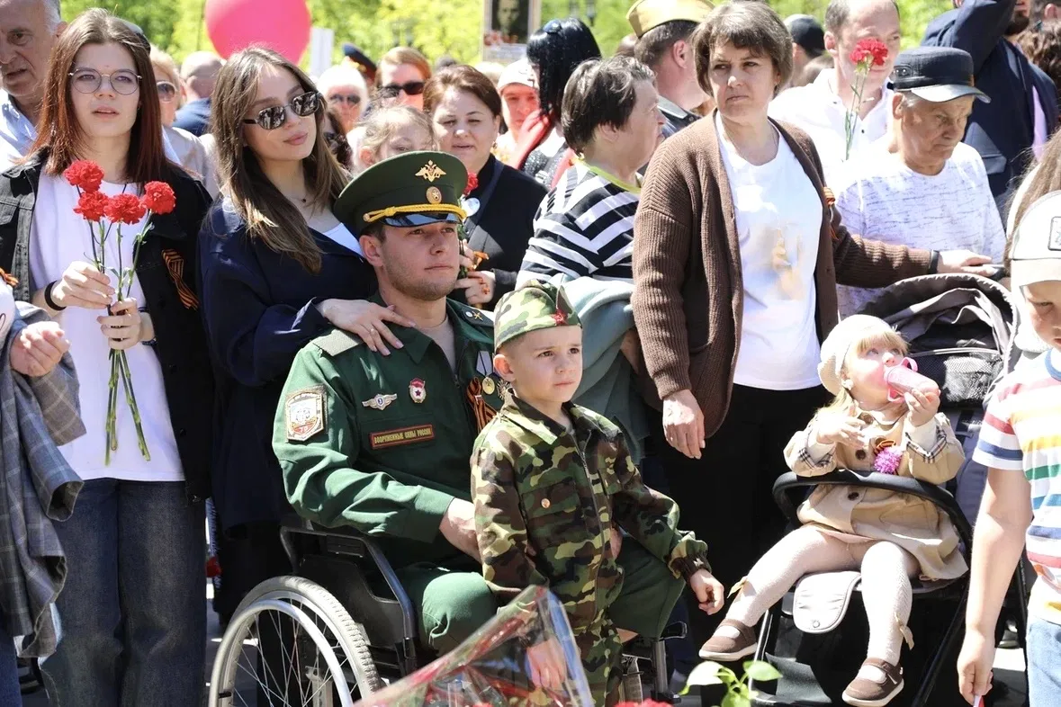 «Нет в России семьи такой, где б не памятен был свой герой…»  Тысячи жителей Черкесска почтили памят