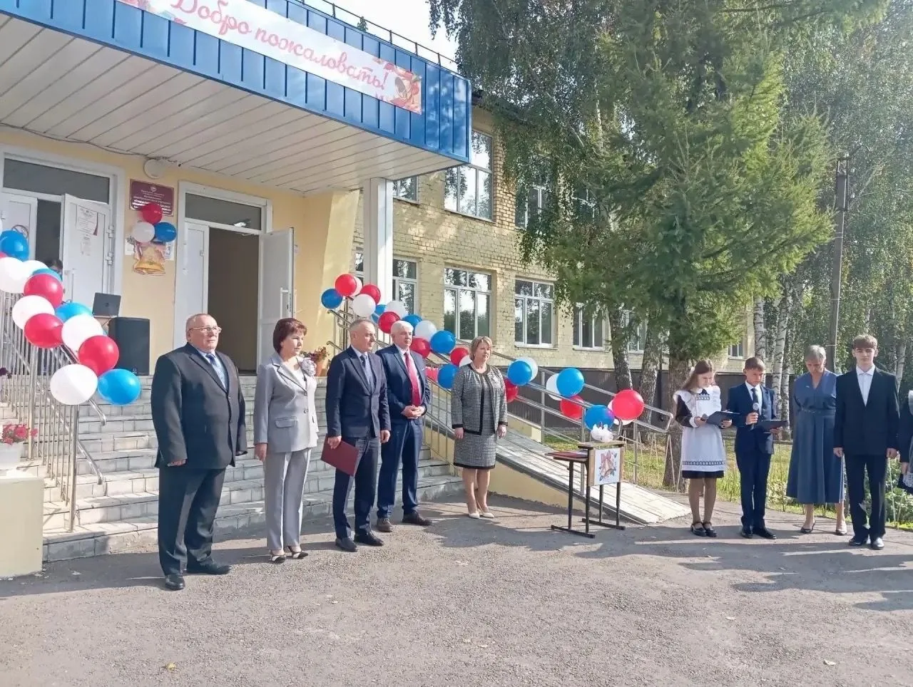 Сегодня в нашей школе состоялась традиционная торжественная линейка посвященная началу ...