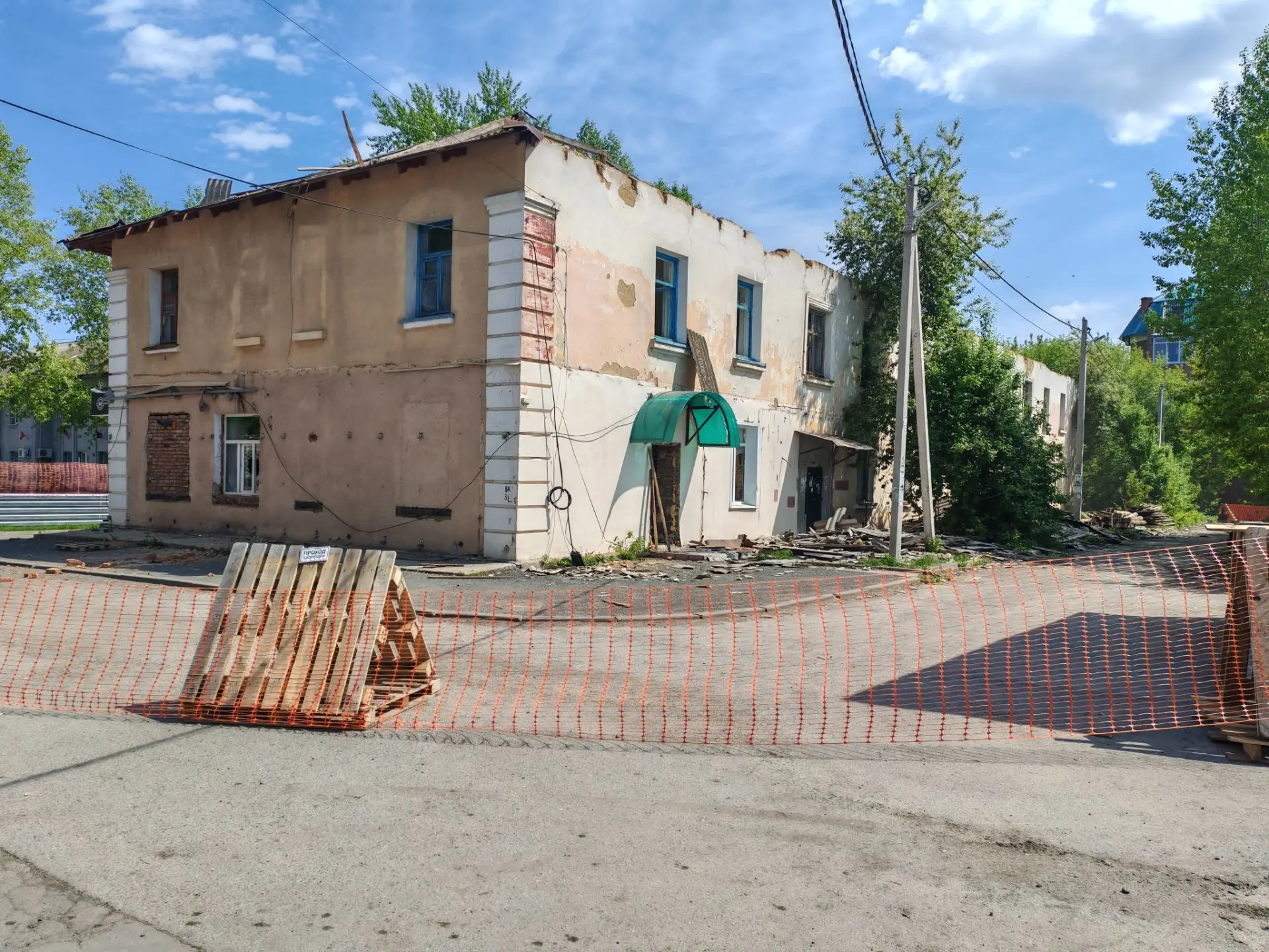 Ведутся работы по сносу аварийного дома по адресу ул. Кирова, 13.