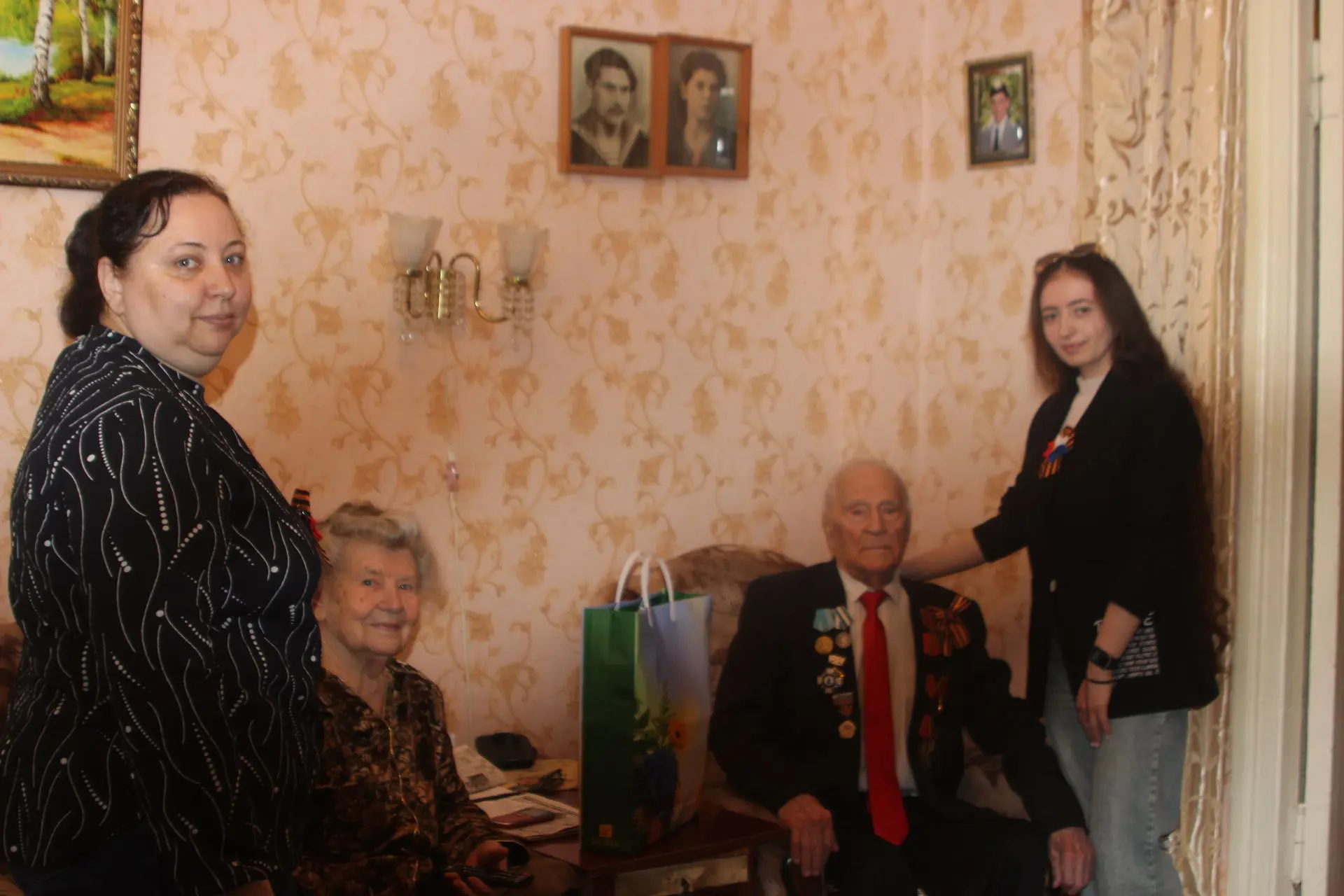 Поздравление ветеранов Великой Отечественной войны на дому — это многолетняя традиция, ...