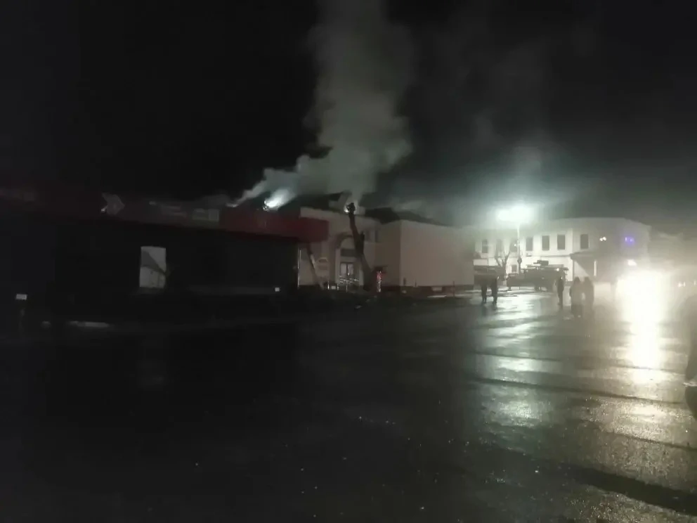 Горит ТЦ на Соборной площади