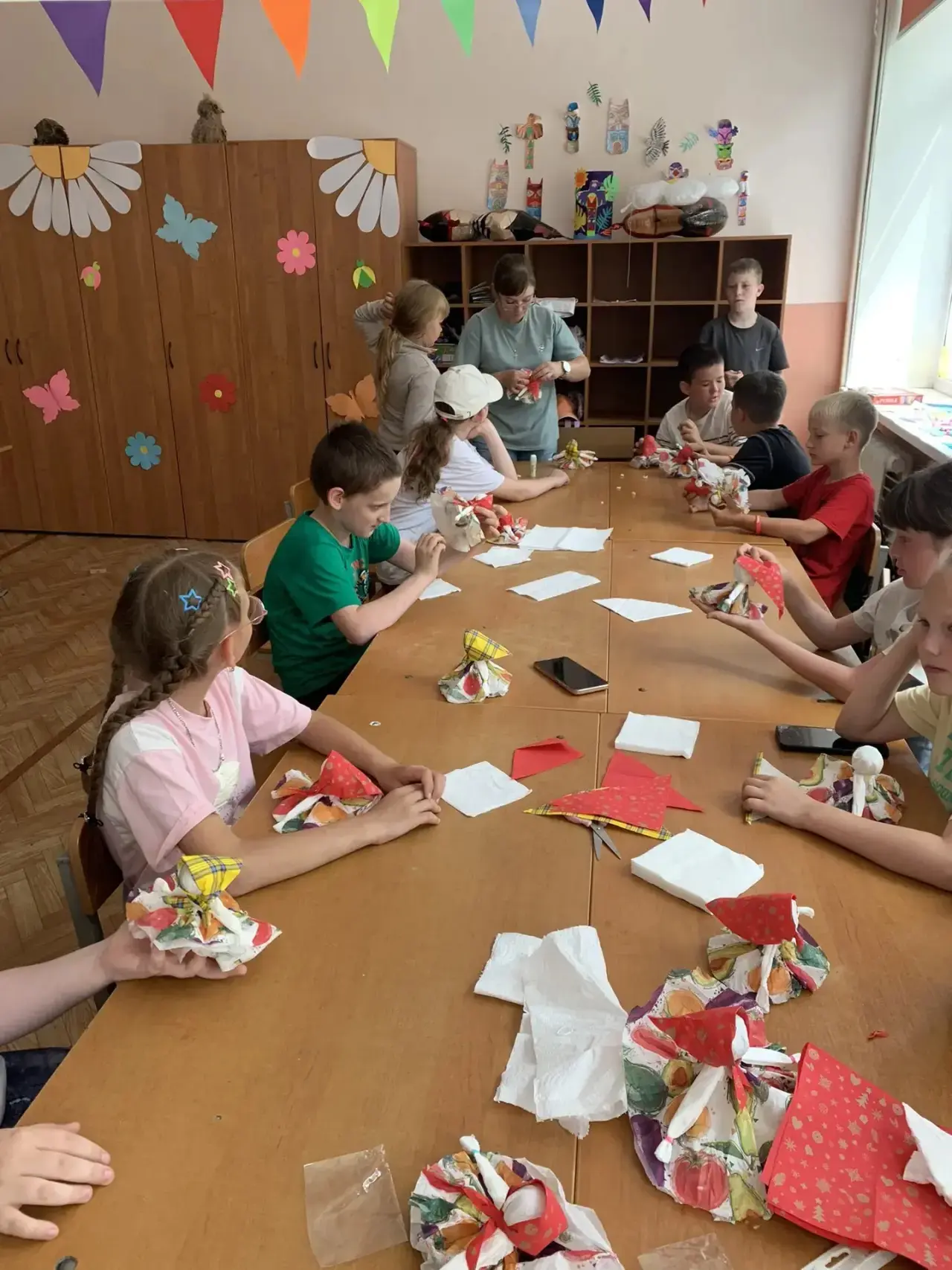 Сегодня  ребята  из отрядов "Следопыты Амура" и "Эвенки" сделали обереги из салфеток, а "Искрята" сд