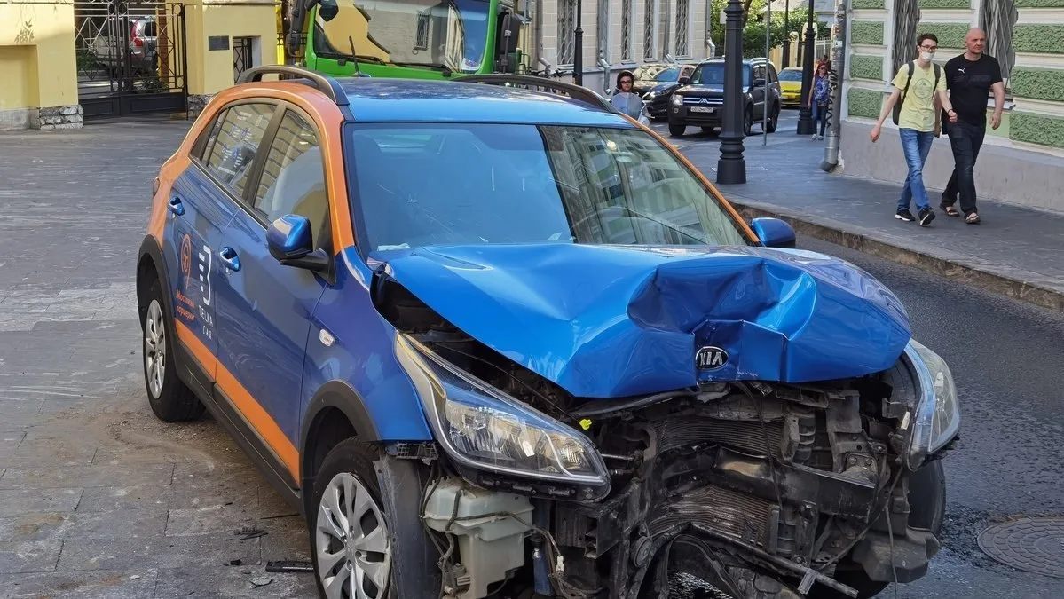 Аварийность на каршеринге в Москве резко снизилась: за 4 месяца 2026 года число ДТП упало на 28%, а 