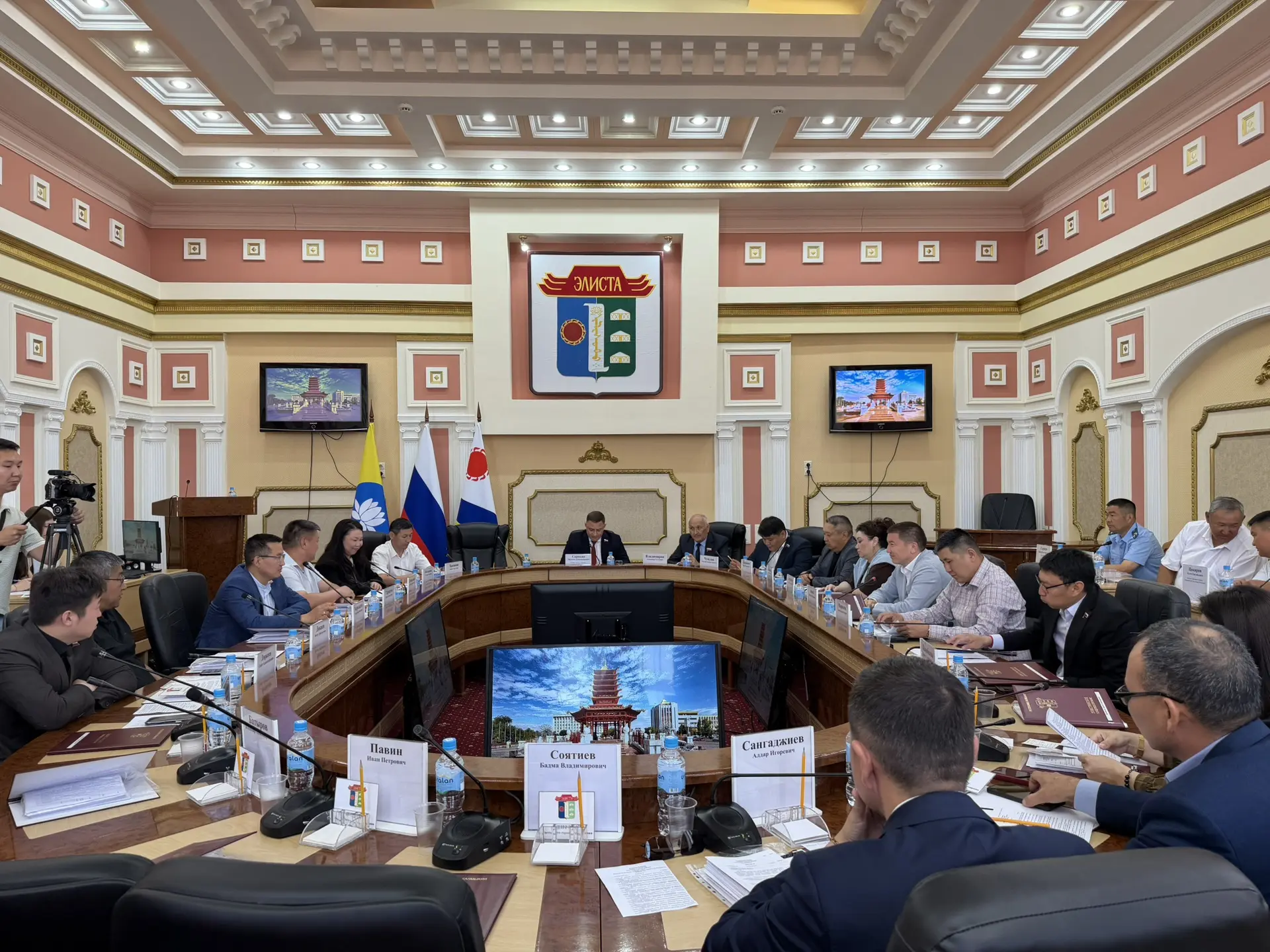 Депутаты Народного Хурала Калмыкии Зулта Цекиров и Олег Пюрбеев приняли участие в 17-м заседании Эли