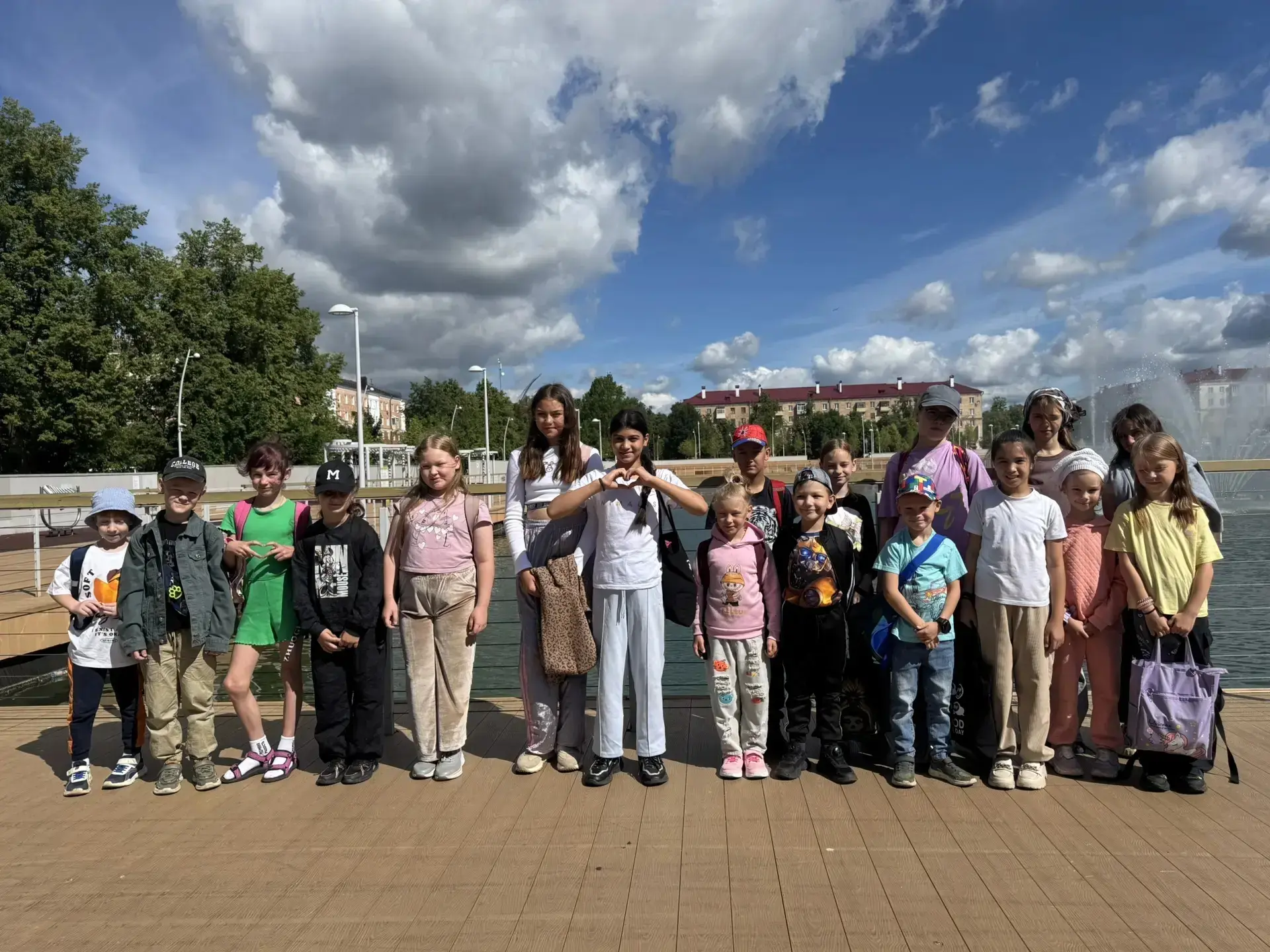🏊‍♂️🌊 Водные радости и мороженое! 🍦☀️

Ребята из школьного лагеря регулярно посещают плавательный