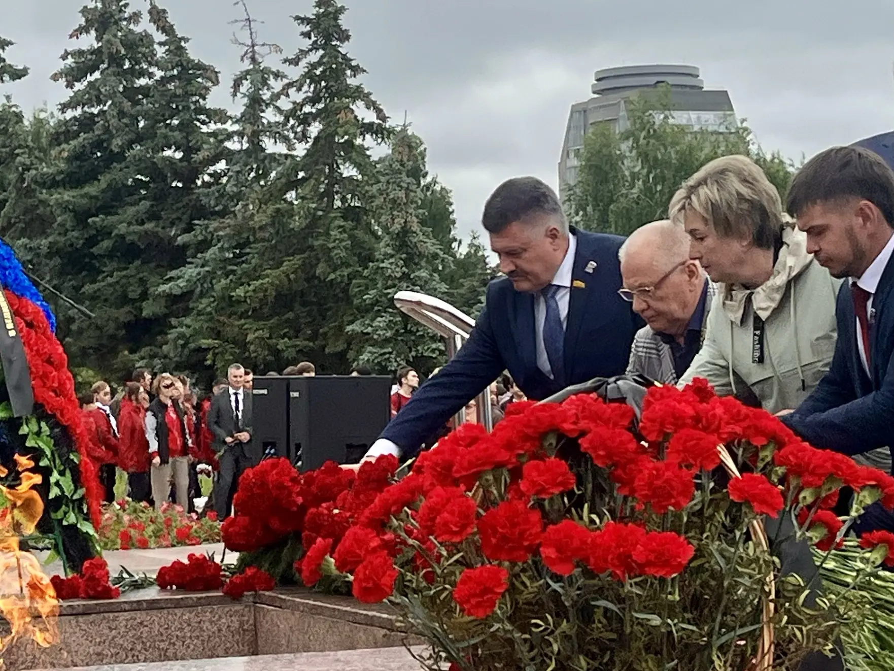 Сегодня, в День памяти и скорби, мы возложили цветы к Вечному огню у мемориального комплекса «Победа