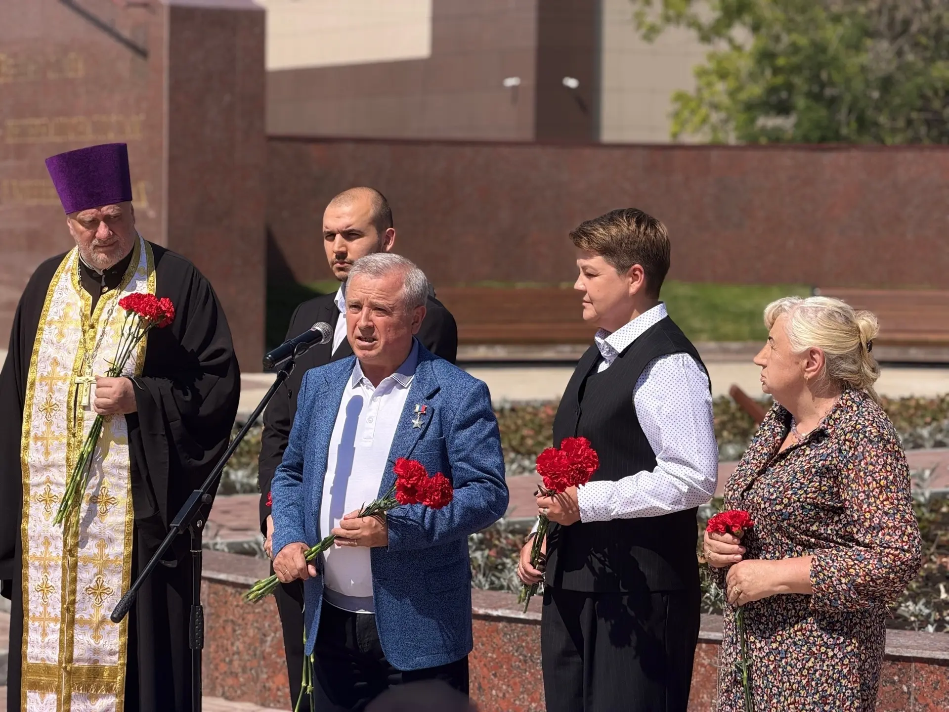 🇷🇺 ДЕНЬ ПАМЯТИ: НАШИ ДЕСЯТИКЛАССНИКИ ВОЗЛОЖИЛИ ЦВЕТЫ  Сегодня, 22 мая 2026 года, учащиеся 10 класса 
