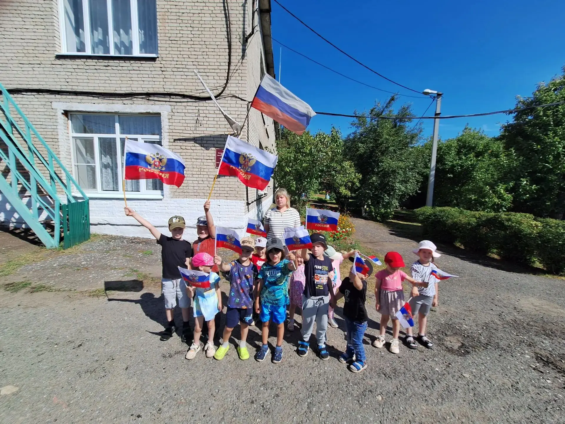 Коллектив и воспитанники нашего детского сада сердечно поздравляют