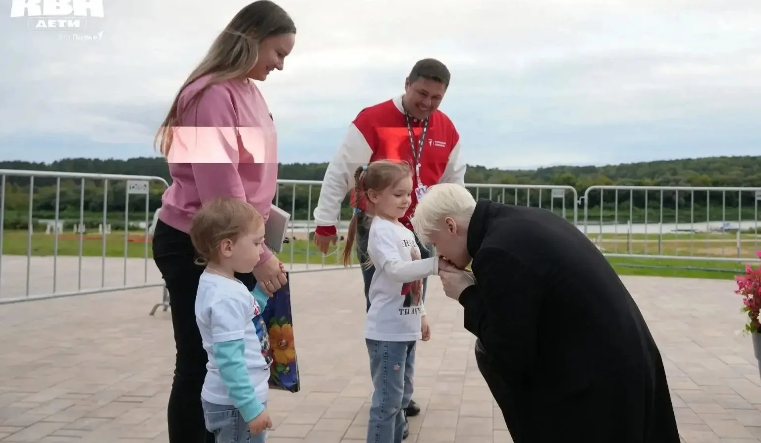 Шаман исполнил мечту 6-летней девочки на фестивале «КВН.Первые»