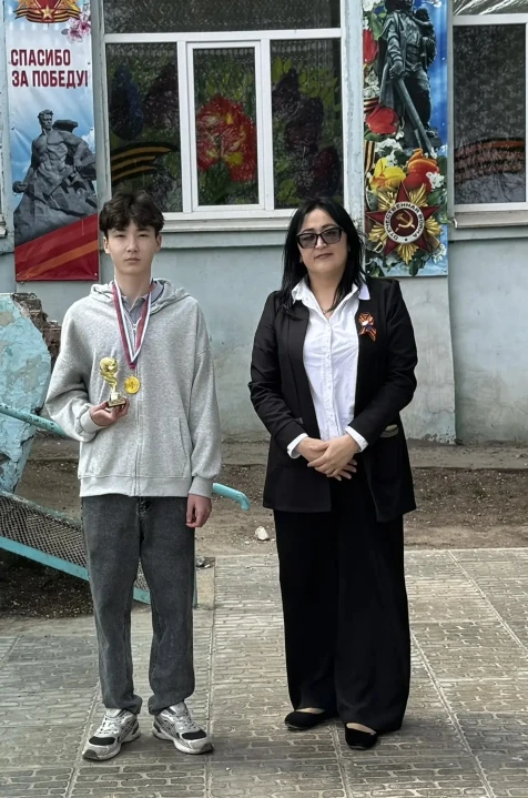 🇷🇺 В понедельник в нашей школе прошла традиционная еженедельная линейка, которая началась с поднятия