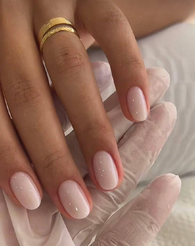 💅Самый модный маникюр этого сезона: тот, который выглядит так, будто его… нет.

После эпохи яркого 