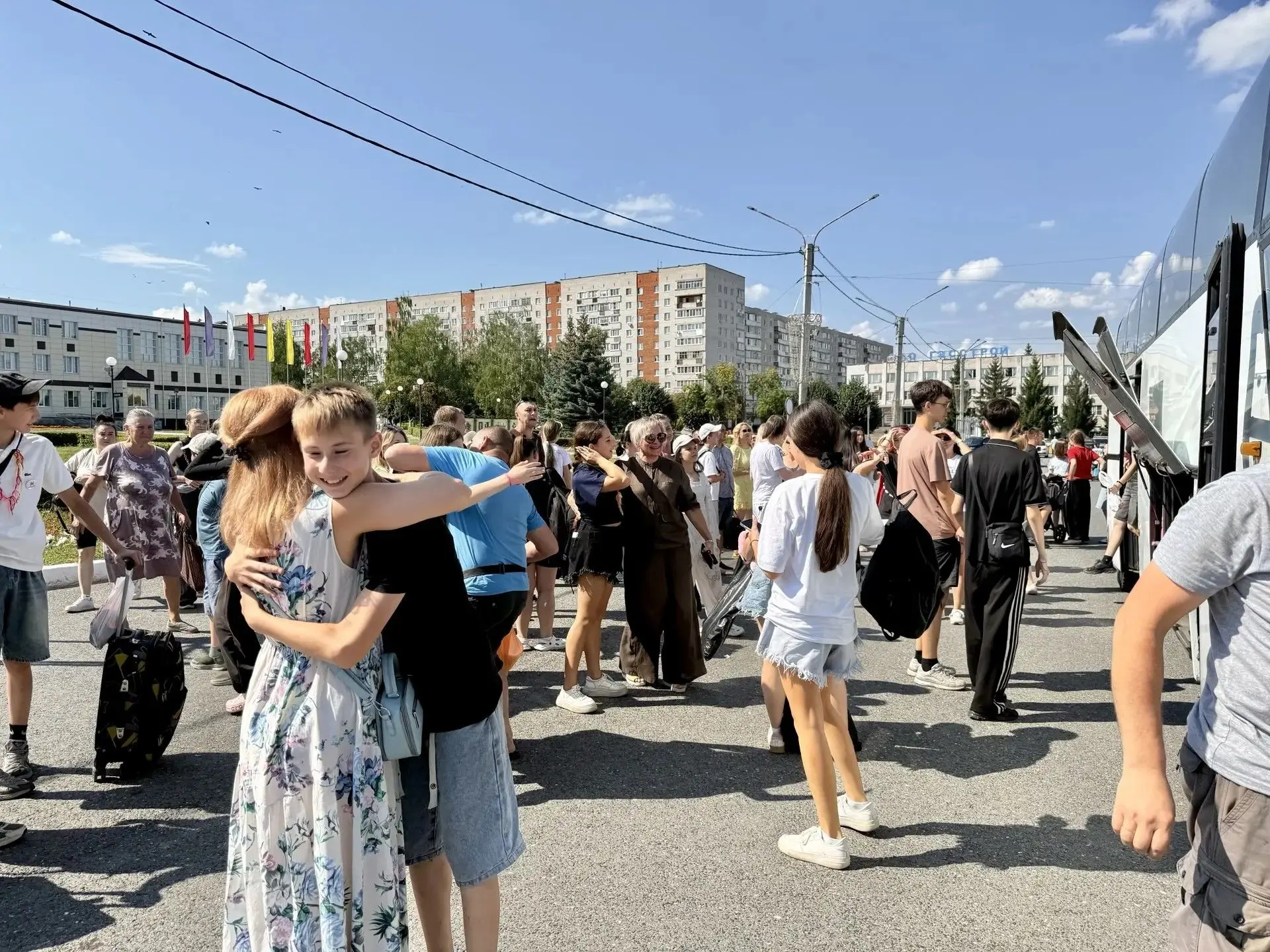 Теплые объятия, звонкий смех и слезы радости — так Новочебоксарск встречал ребят из первой смены лаг
