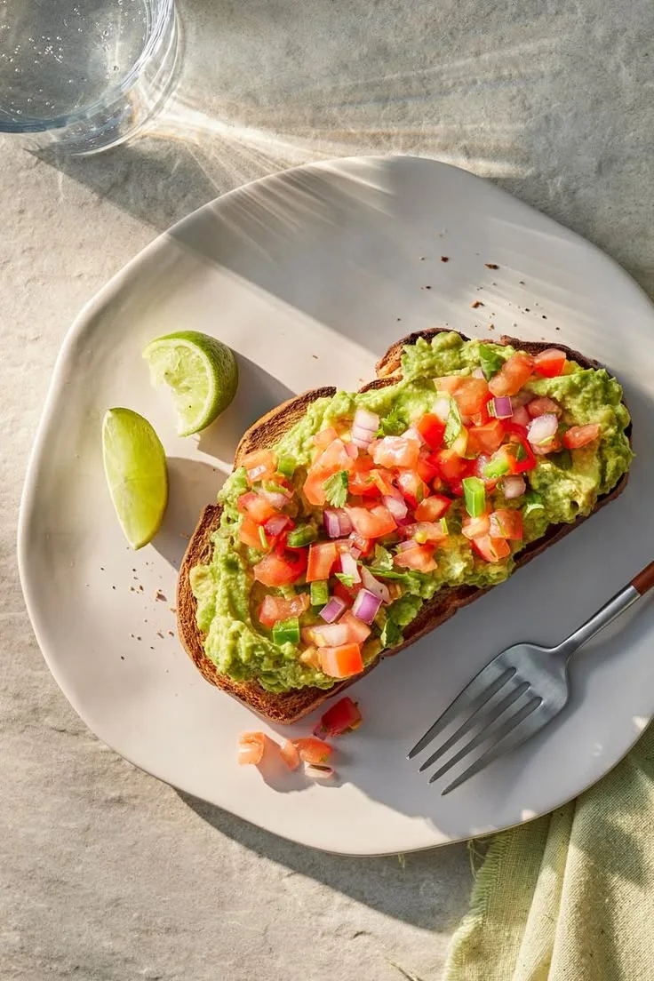 🥑 ВАРИАНТ 2: Тосты с авокадо и нутом (постный вариант)

Что в тарелке:
- Хлеб цельнозерновой или рж