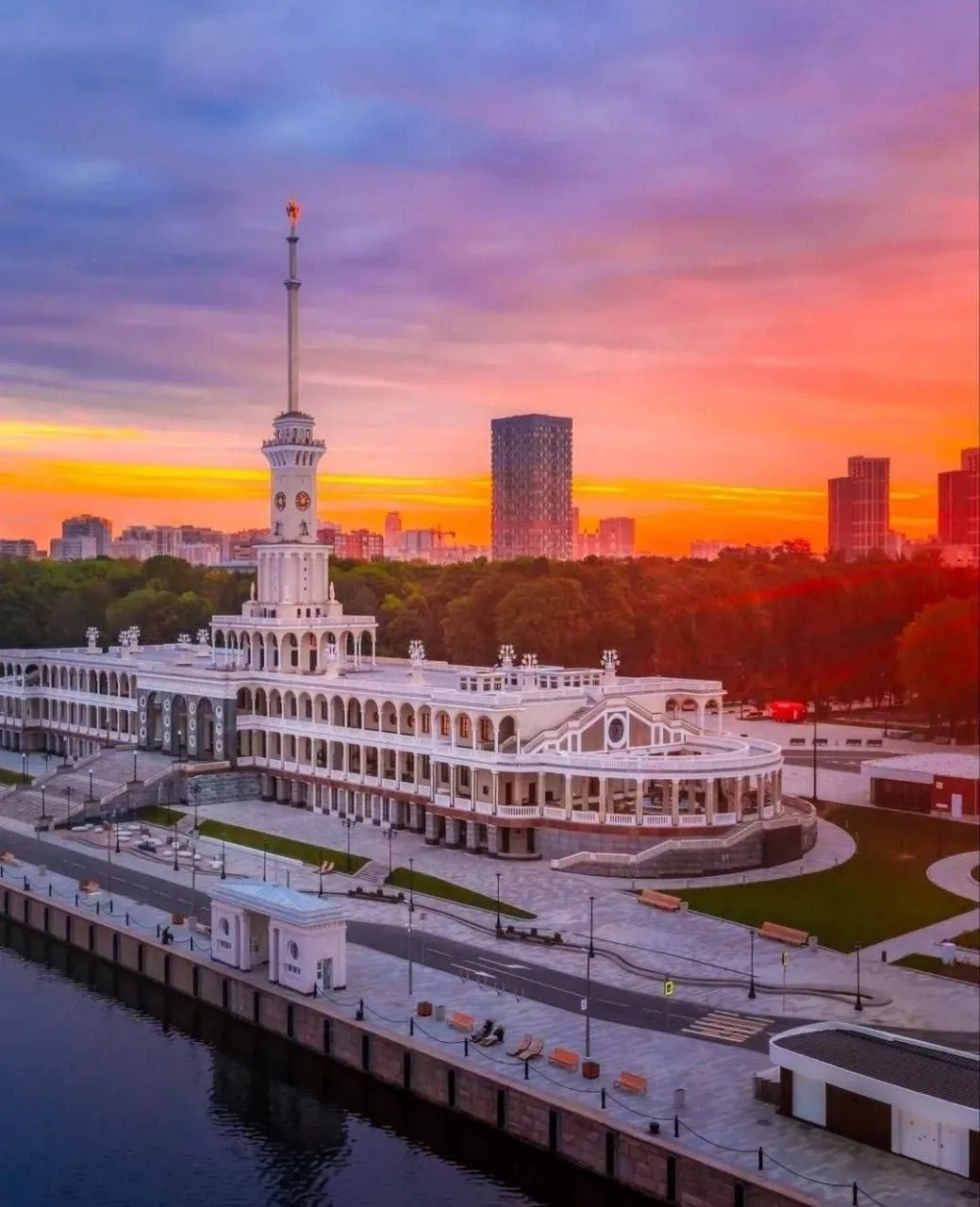 🧡Невероятно красивый кадр сделали на закате у Северного речного вокзала