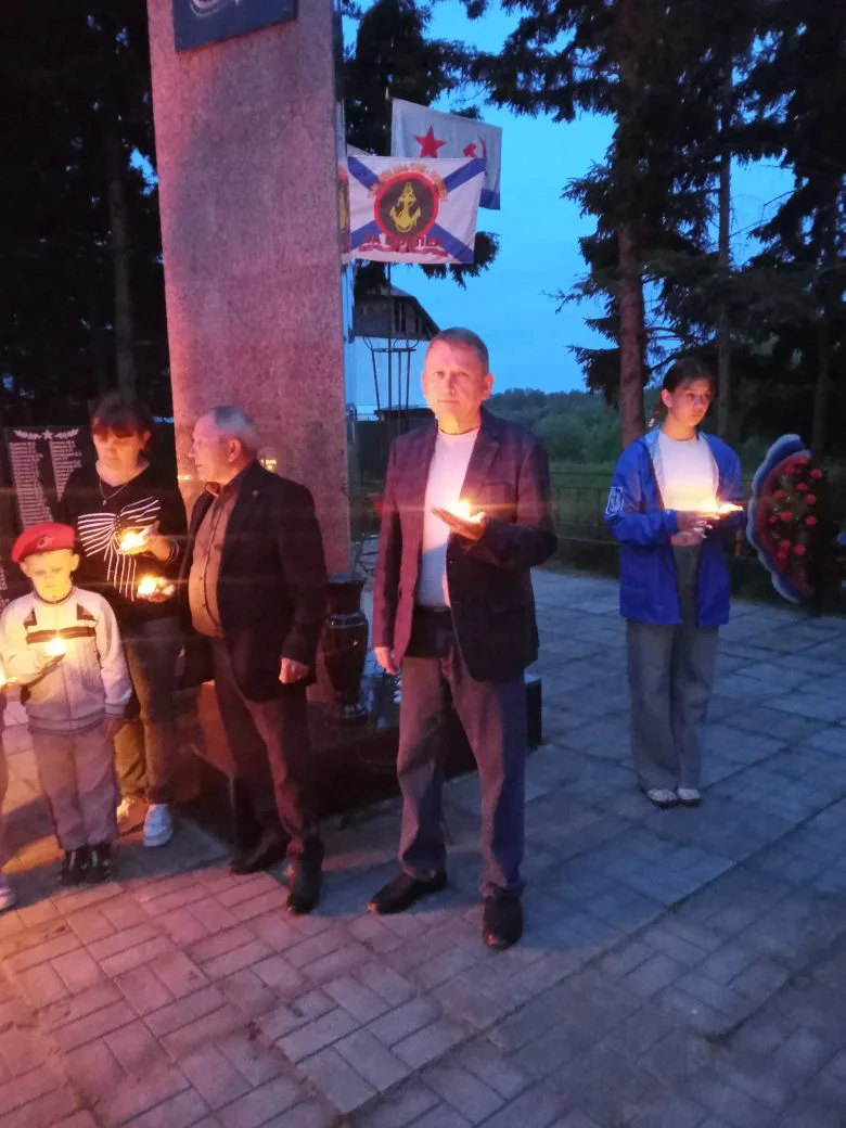 Зажгли свечи памяти

В Ирбейском у мемориала павших в годы Великой Отечественной войны 1941-1945 гг.