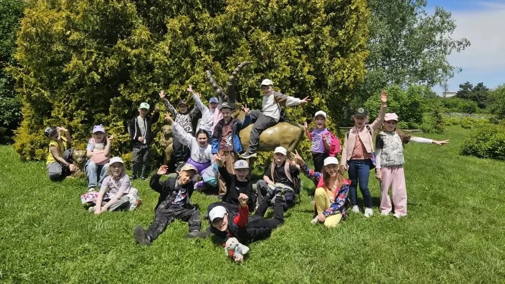 🌿 Ребята отправились в удивительное путешествие в Ботанический сад! ☀️
На свежем воздухе дети с удо