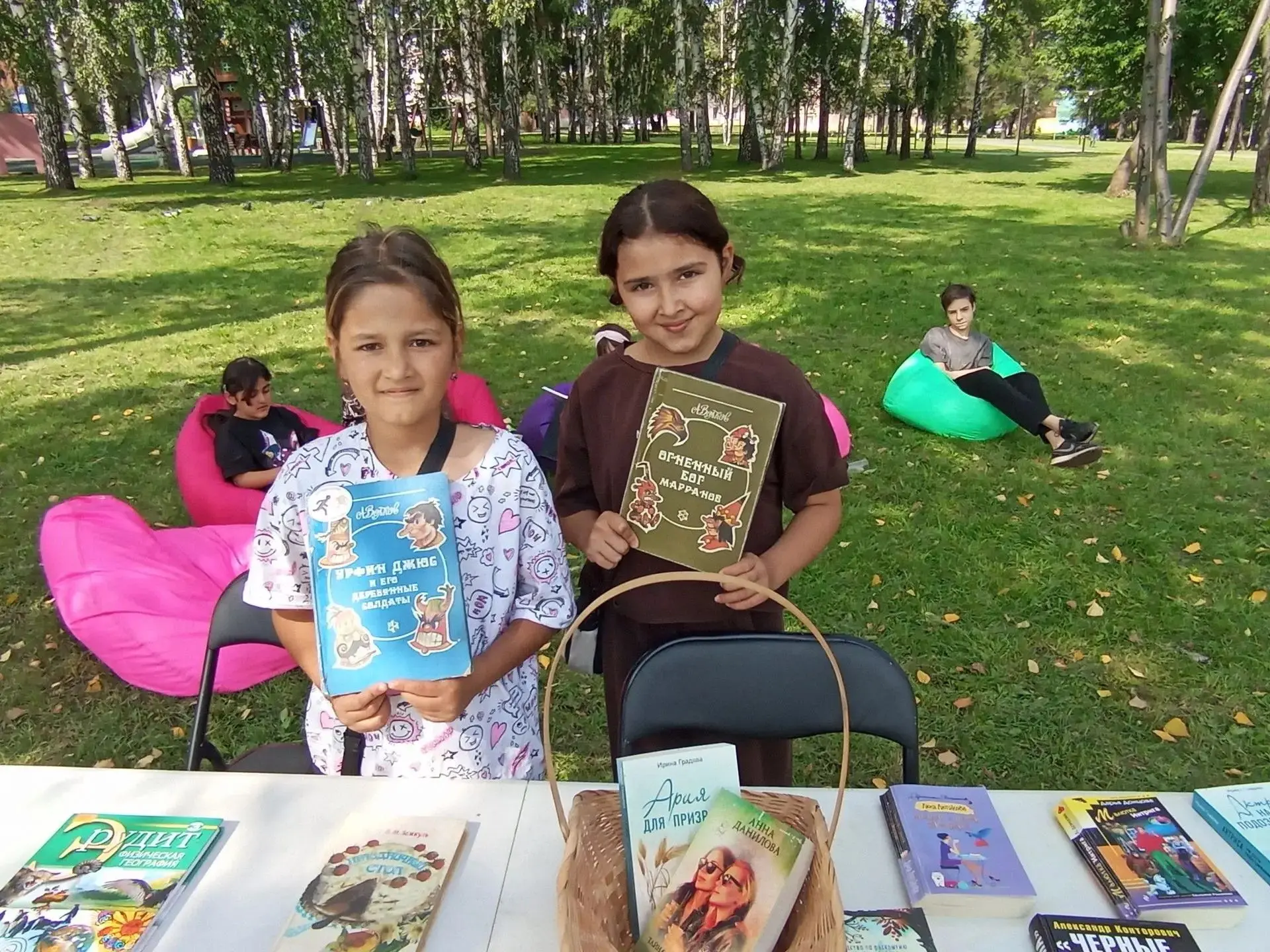 🔆В последние тёплые дни лета в городском парке имени И. И. Горовца библиотекарь Центра...