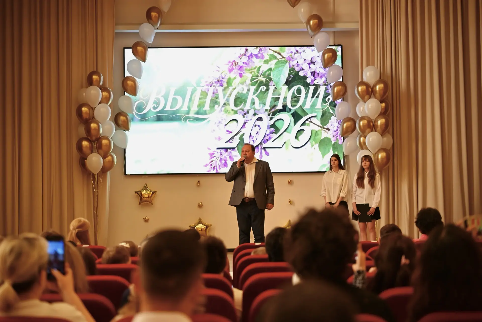 Торжественная линейка для 4в, 4г, 4д, 4е и 4ж классов состоялась! 🎓  Наши выпускники начальной школы