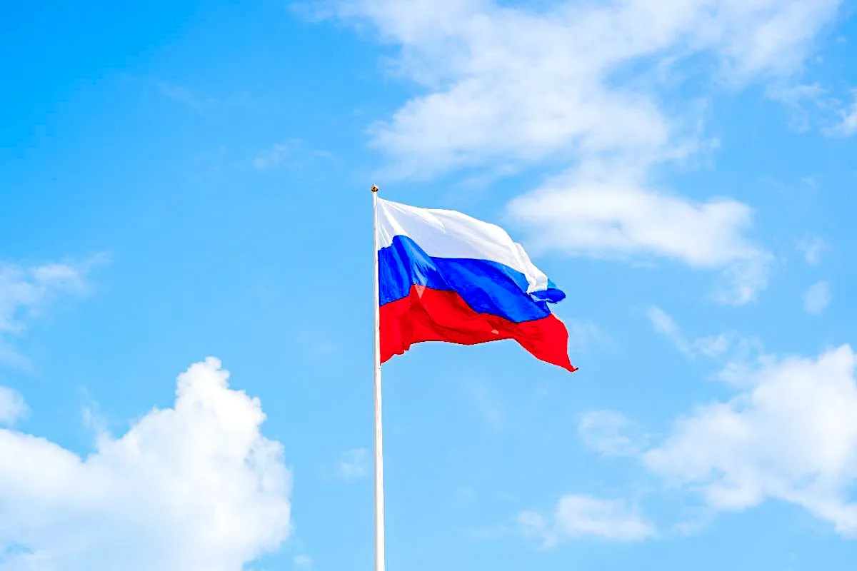 Глава Сочи Андрей Прошунин принял участие в торжественной церемонии поднятия флага Российской Федера