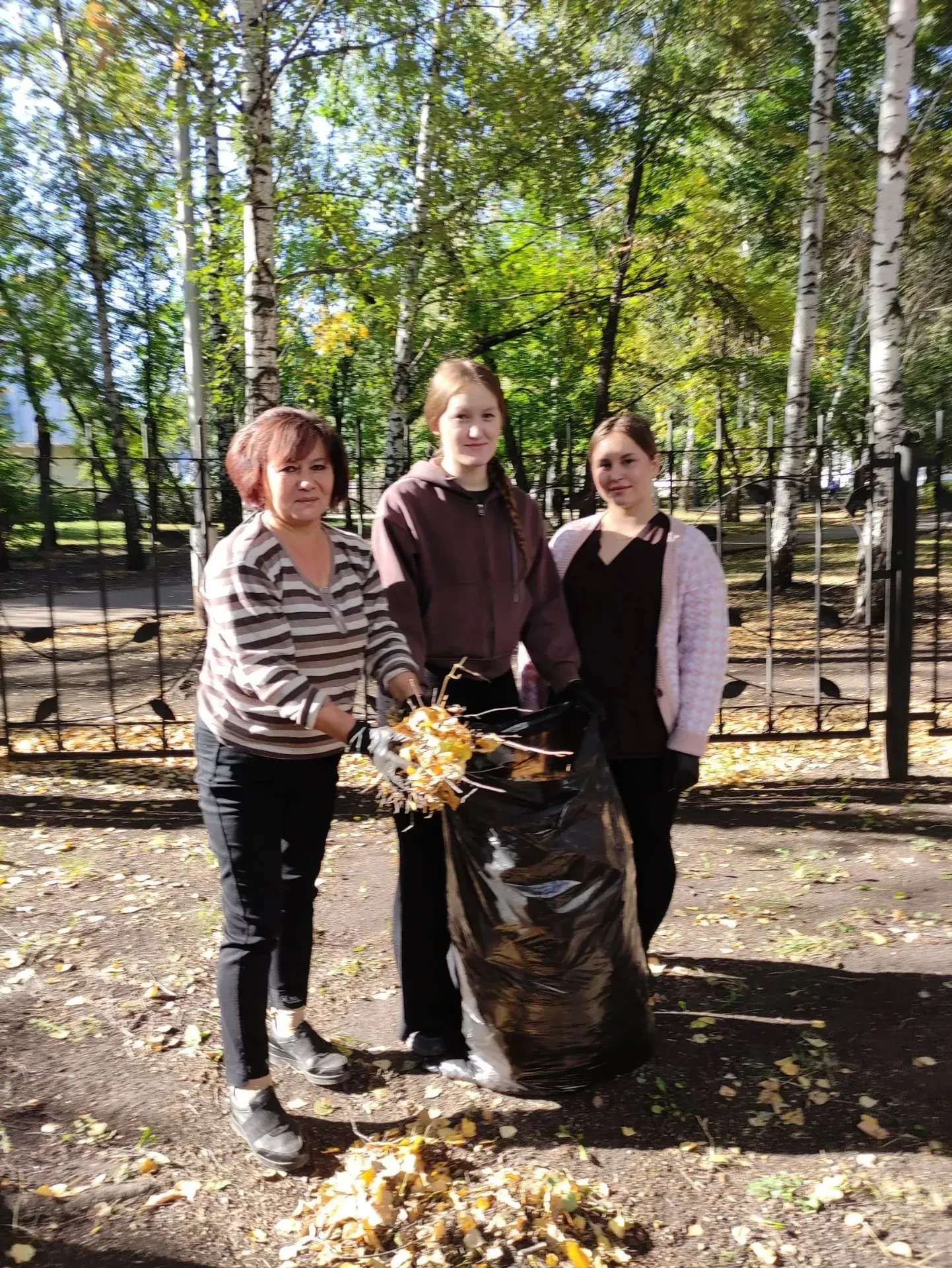 🌳 Сотрудники Дворца пионеров и больницы вышли на городской субботник