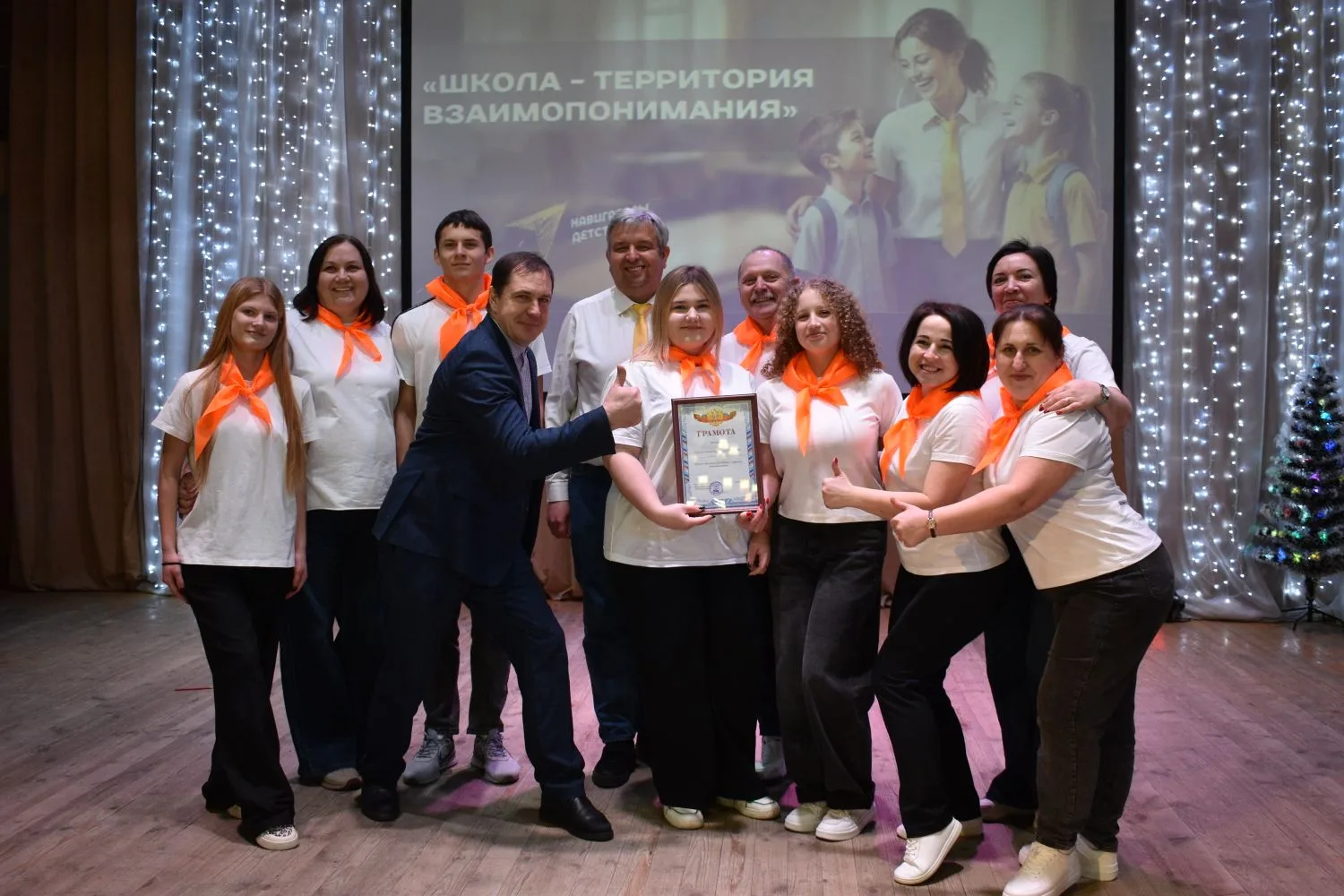 В Центральном районном доме культуры прошёл настоящий праздник юмора и дружбы — КВН под...