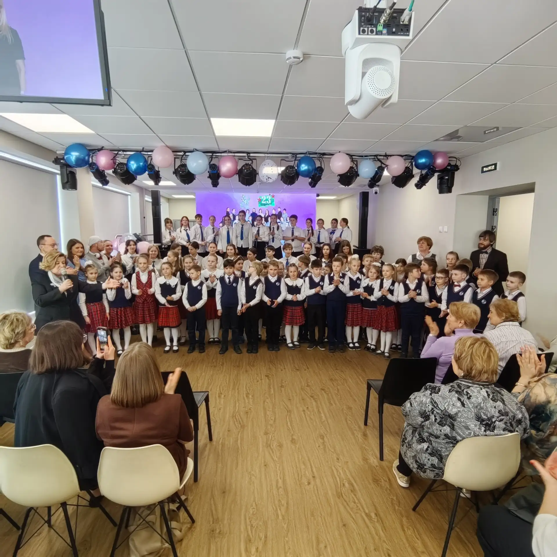 🎉 ФЕВРОМАРТ ШАГАЕТ ПО ШКОЛЕ 🌼   🌺 В эту пятницу в нашей школе царила особая, тёплая и праздничная ат