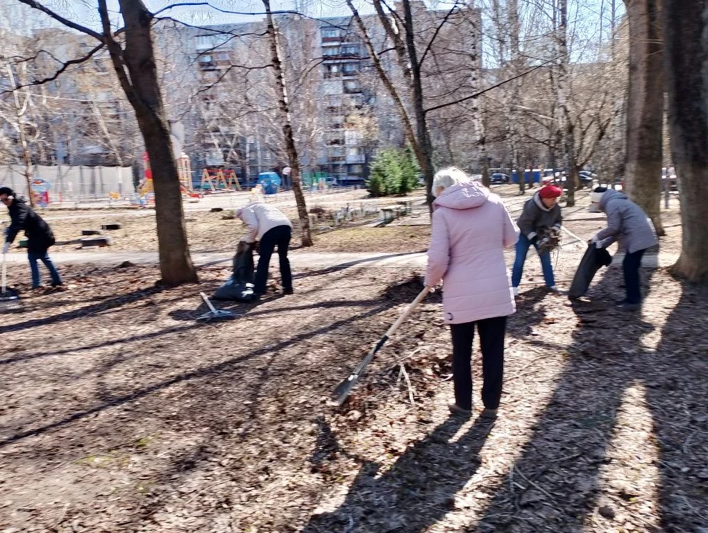 В рамках месячника по благоустройству на ул. Акимова, 16 состоялся субботник.  В мероприятии приняли