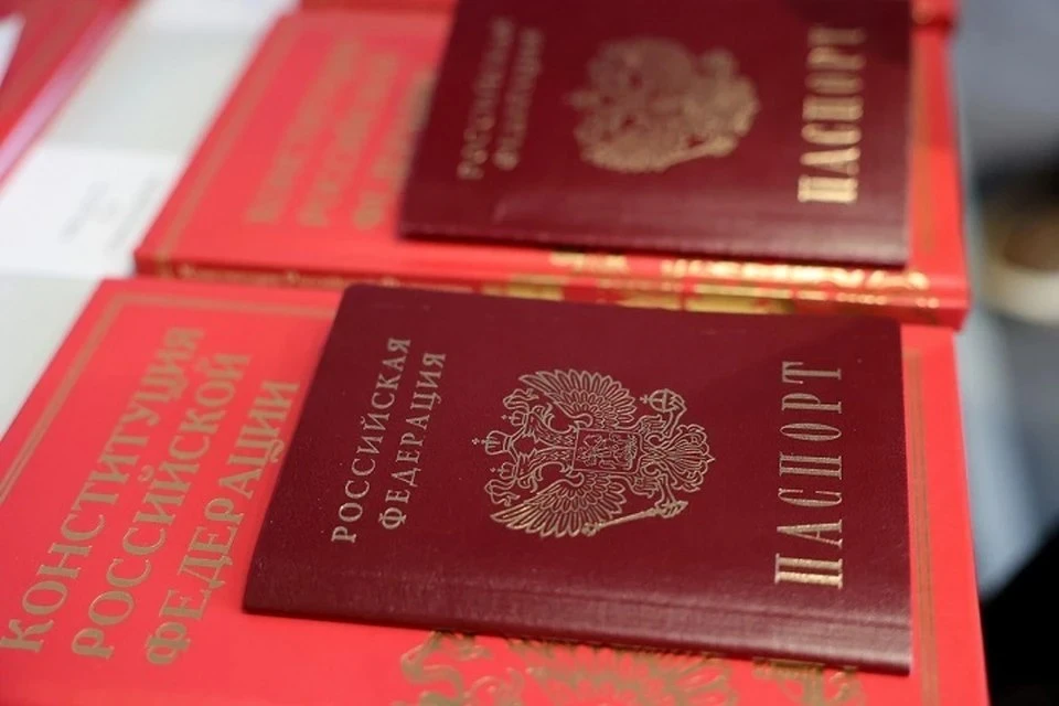 🇷🇺 В День России 15 юных жителей Ростовской области получили паспорта

Церемония прошла в рамках в