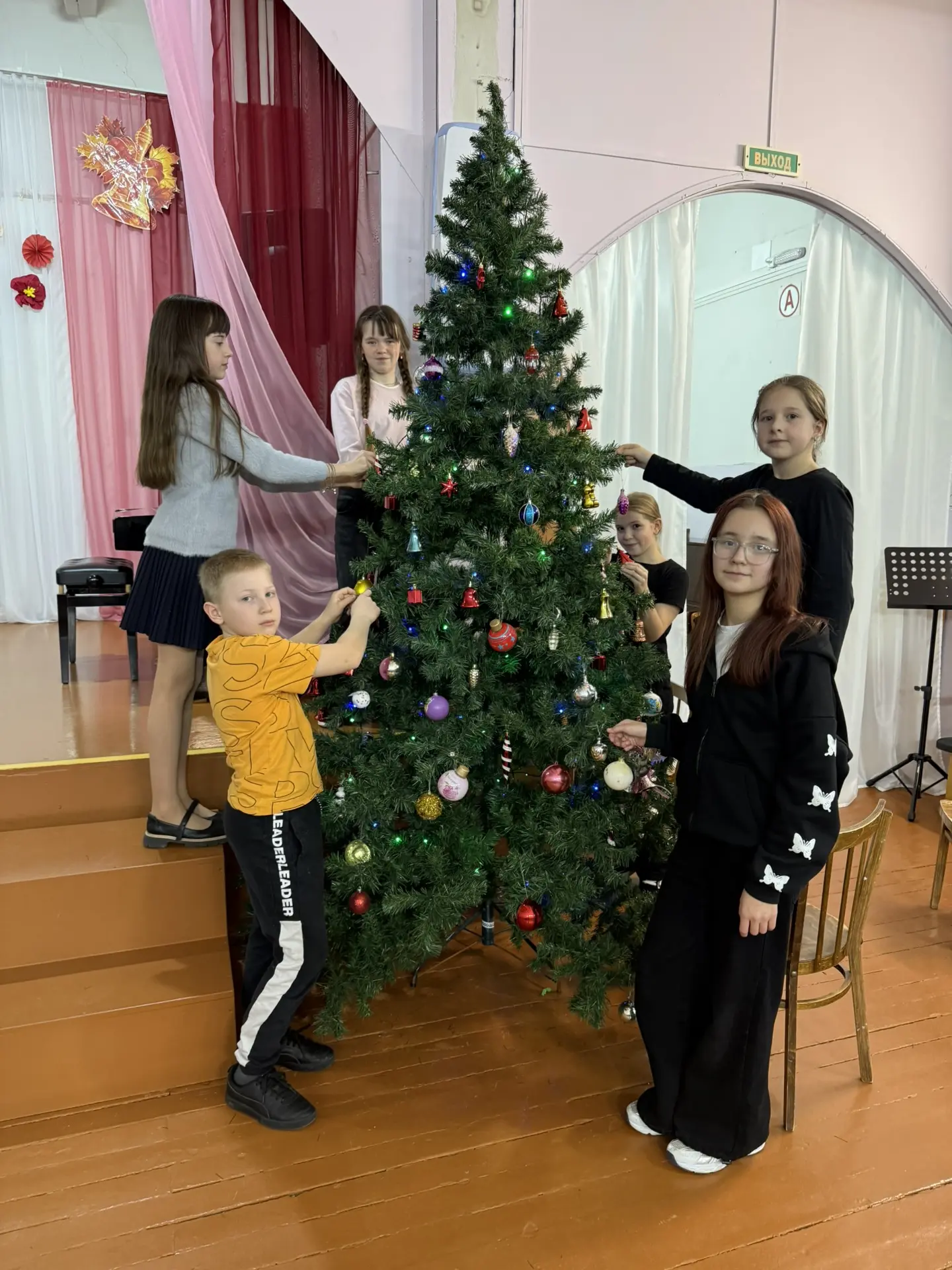 ☃️Приближаем Новый Год!

🎄Обучающиеся с увлечением наряжали большую Ёлку в концертном зале Нашей шк
