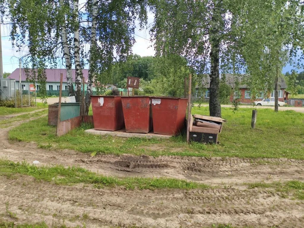 В деревне Радождево обновили место сбора мусора.