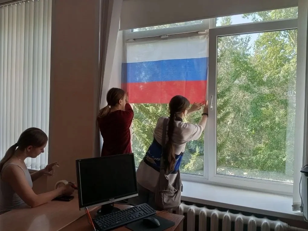 С начала июня в нашей гимназии кипит работа! 👷👷🏻‍♀️🔨🧹Настоящая ремонтная бригада – наши старшек