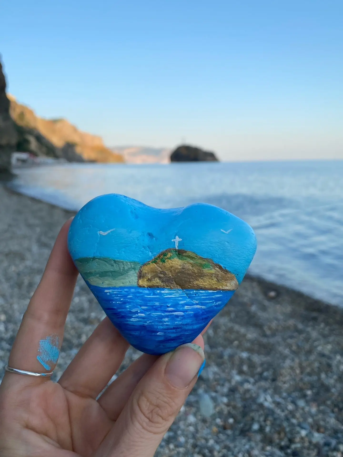Яшмовый пляж на Фиоленте

⛰ У суровых скал распластался кусочек тёплого берега. Чёрное море блестит 