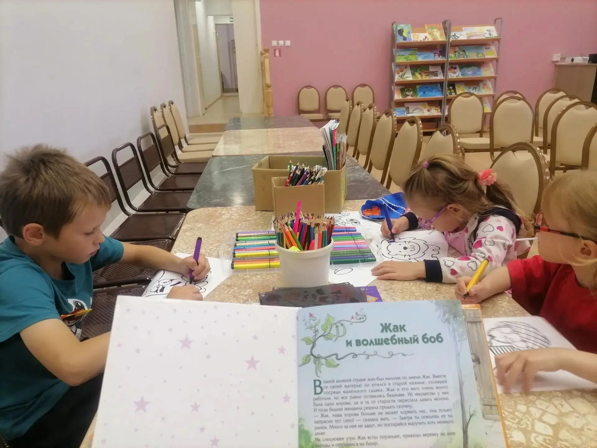 В музыкальной гостиной сегодня царила необычная атмосфера. Вместо привычных песен и рит...