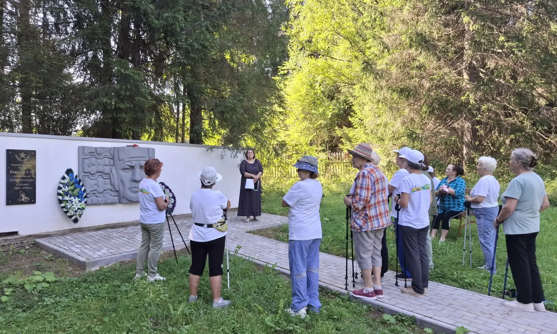 Участницы группы «Тропа здоровья» вместе с библиотекарем Зайцевской библиотеки отправил...