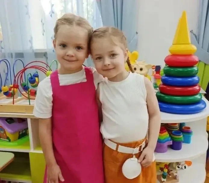 У каждого здания есть своя история. Но далеко не каждое утром наполняется топотом сотен маленьких но