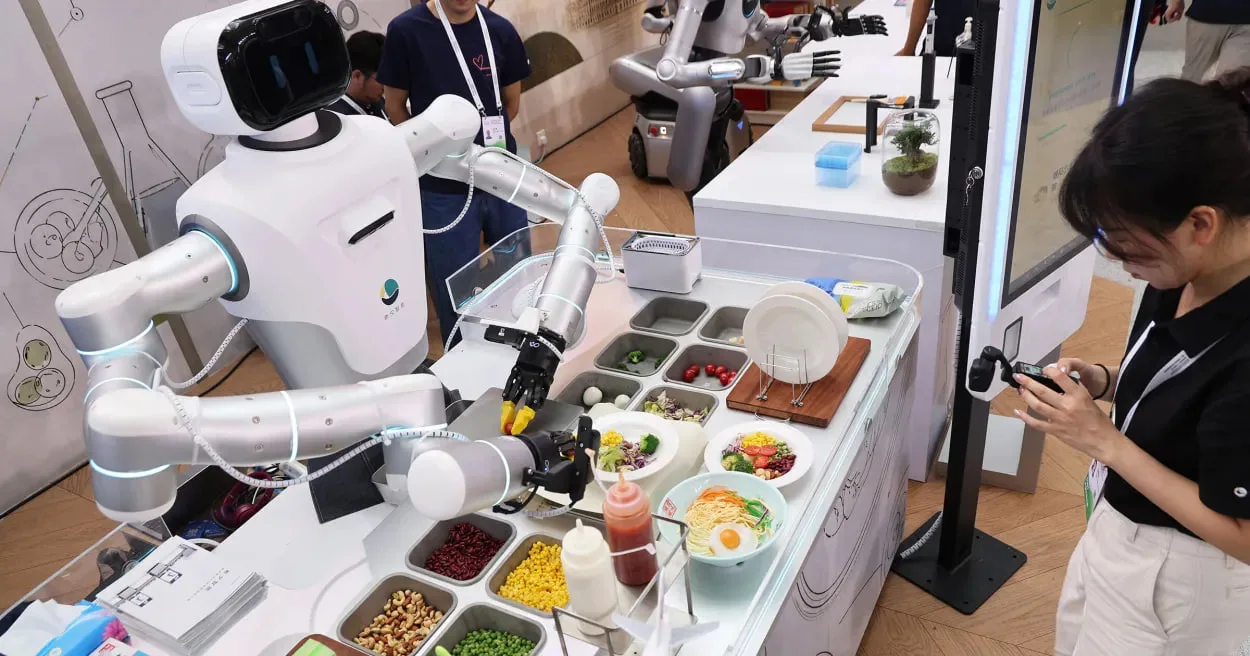 🍜 Роботы сами приготовят и подадут лапшу: в Пекине открылся первый полностью роботизир...