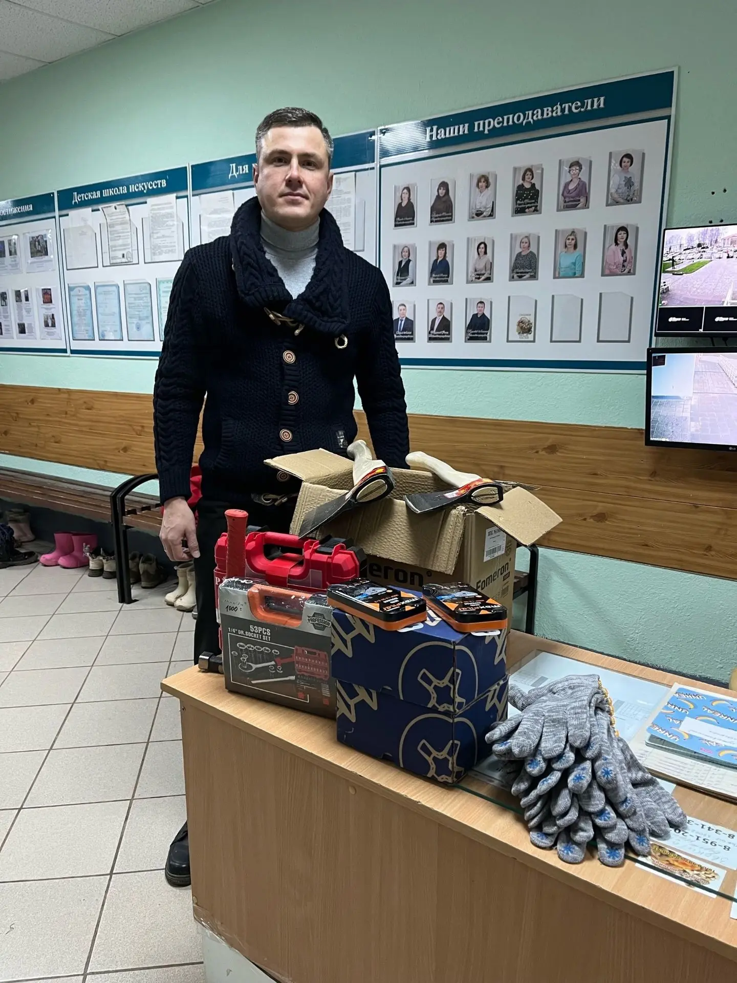 Работники Алнашского районного дома культуры и волонтёры продолжают активно поддерживат...