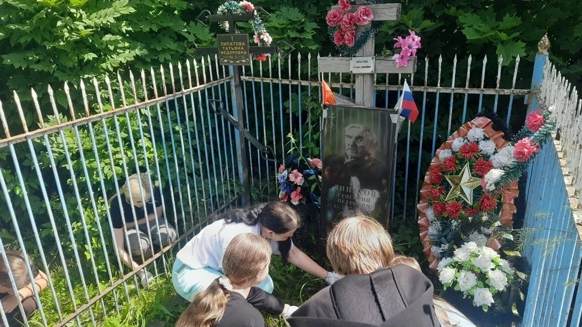 Сегодня наш 6 день в лагере. День стал очень важным и символичным для нас. Мы убирали могилу героя в